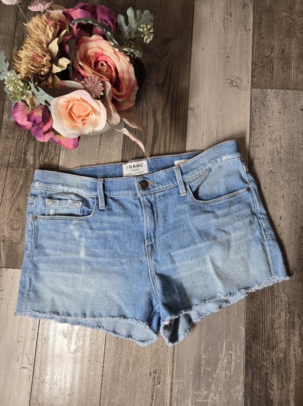 Frame Denim Saldano Women's Light Blue Denim Le Cutoff Jean Shorts Size 29